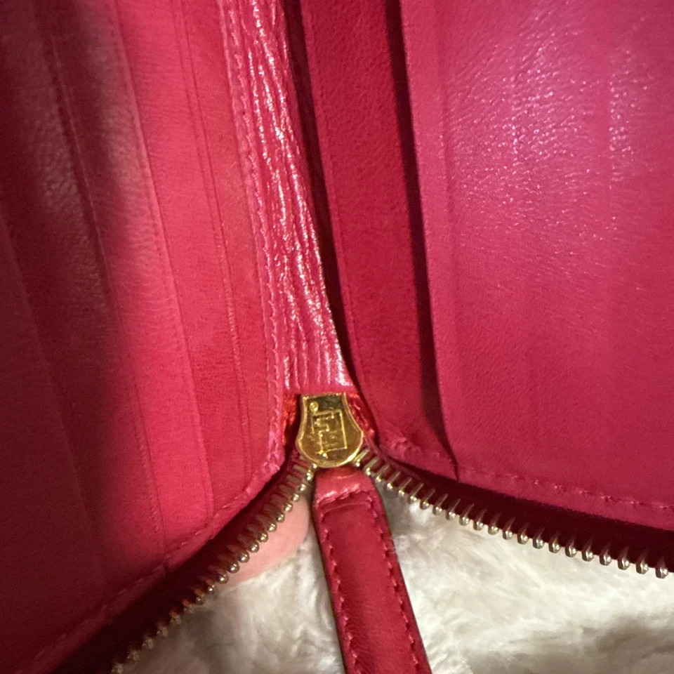 Cartera Fendi de gamuza rosa con cremallera alrededor Foto 4 de 4