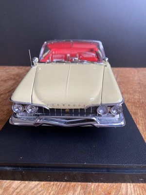 Modellauto Sunstar  1:18 Plymouth Fury Cabriolet hellgelb / weiß 1960 mit OVP