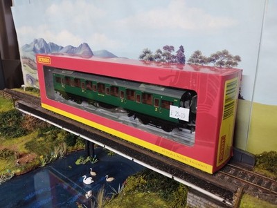 Hornby R4336C (OO) SR Maunsell Corridor 3rd Class Coach '1218'.