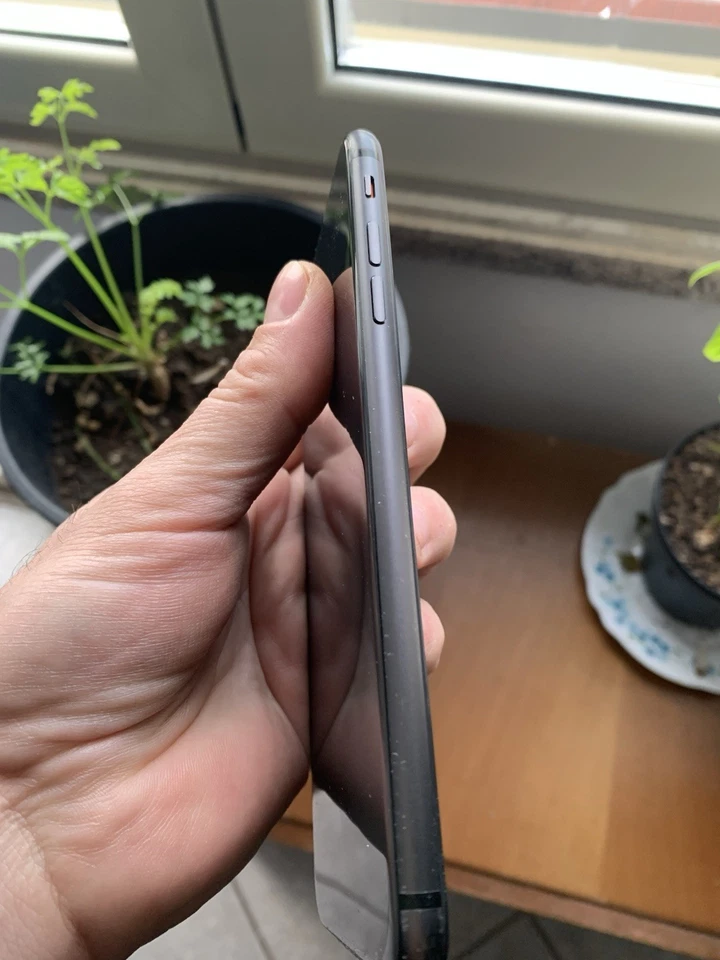 Apple iPhone 8 Plus - 64 GB - Grigio Siderale  (Sbloccato) - Immagine 2 di 4