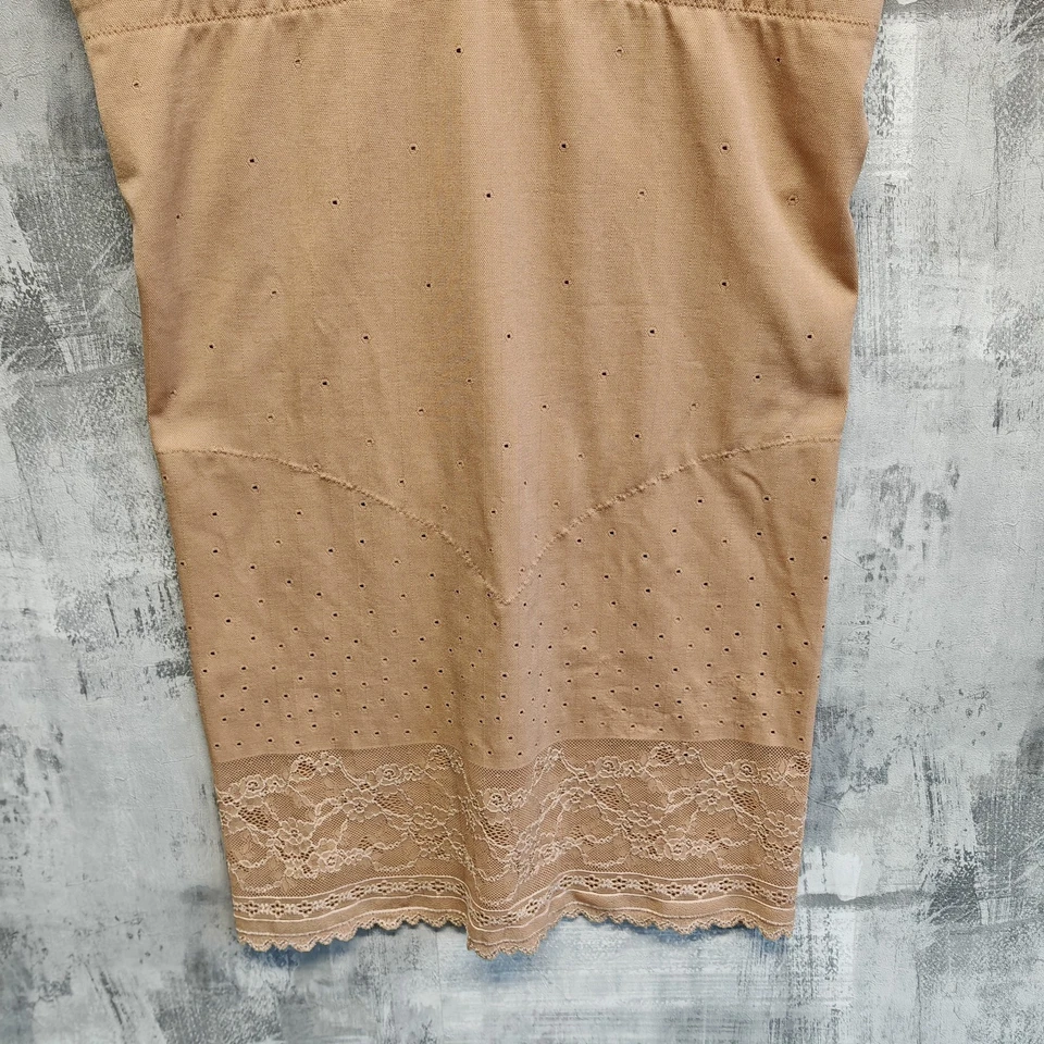 Bodydress Triumph Lace Sensation Shaping bege nude tamanho 14 Reino Unido 42 UE - Imagem 3 de 4