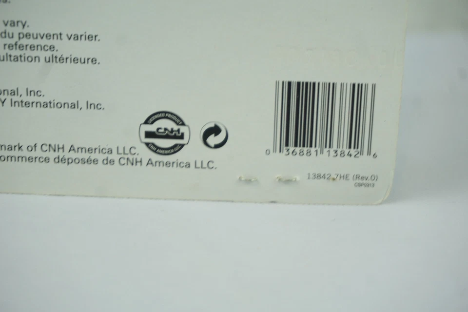 Trator New Holland T8.420 Ertl 13842 NOVO em escala 1/64 - Imagem 3 de 4