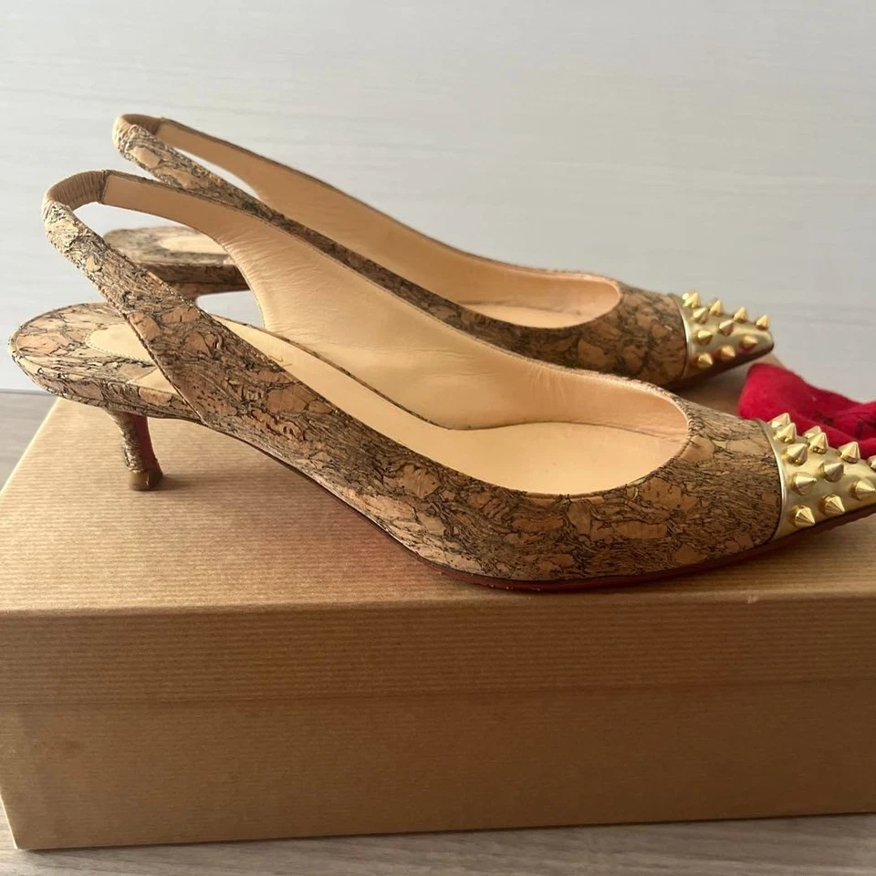 Zapatos de salón Christian Louboutin con tachuelas en el tacón, beige corcho, EU37.5 / US7.5, auténticos Foto 4 de 4