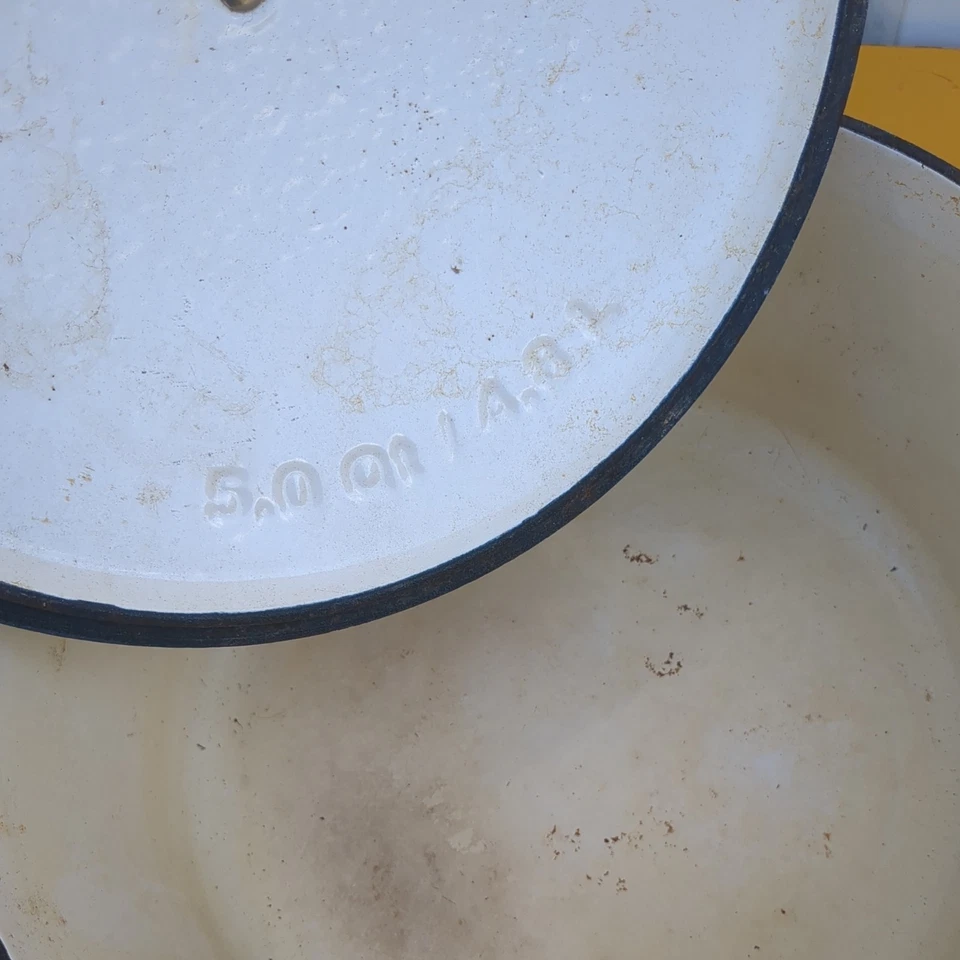 Olla para horno holandesa de hierro fundido esmaltada blanca Cuisinart con tapa utensilios de cocina Foto 4 de 4