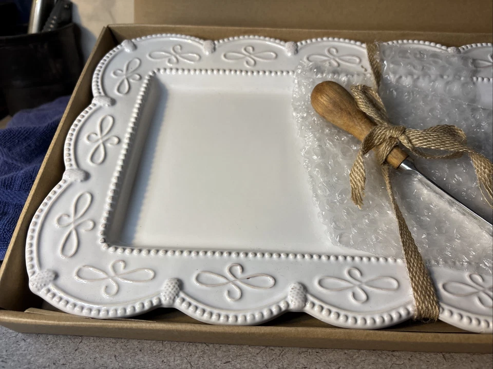 MUD PIE "F" INITIAL DECORATIVE HOSTESS TRAY SET WITH SPREADER IN GIFT RIBBON - Image 3 of 4