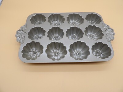 Nordic Ware Pumpkin Patch Pan 6 Cup 12 Muffins Mini Cakes HALLOWEEN FALL