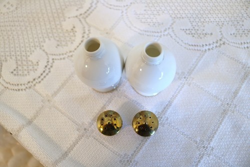SANGO LARCHMONT JAPAN NO DECAL 8-Hole 3 1/4"h Salt / Pepper Shakers - Picture 2 of 5