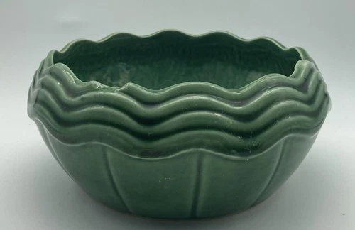 Vintage McCoy USA Ceramic Ruffled Ribbed /Bowl/Planter Perfect Condition Green