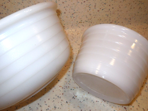 2 Vintage Weiß Milch Glas Rührschüssel Set Arbeitsplatte Mixer Konzentrische Ringe - Bild 2 von 12