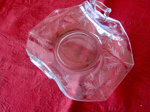 VINTAGE ETCHED PRESSED CLEAR GLASS CANDY DISH WITH DOUBLE HANDLES, LEAF MOTIF - Picture 2 of 7