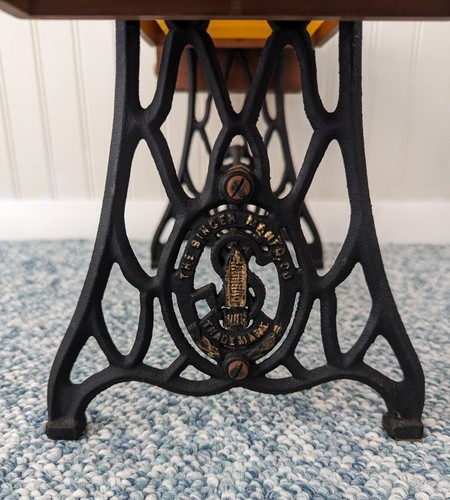 SINGER Antique Planter - Unique & Rare! - Cast Iron Legs & Knotty Pine Cabinet - Picture 7 of 9