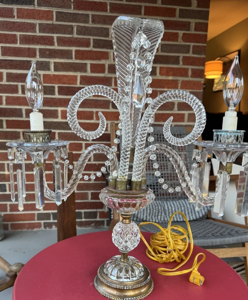 Antiguo candelabro francés con múltiples prismas de cristal lámpara de mesa de latón LEER Foto 2 de 4