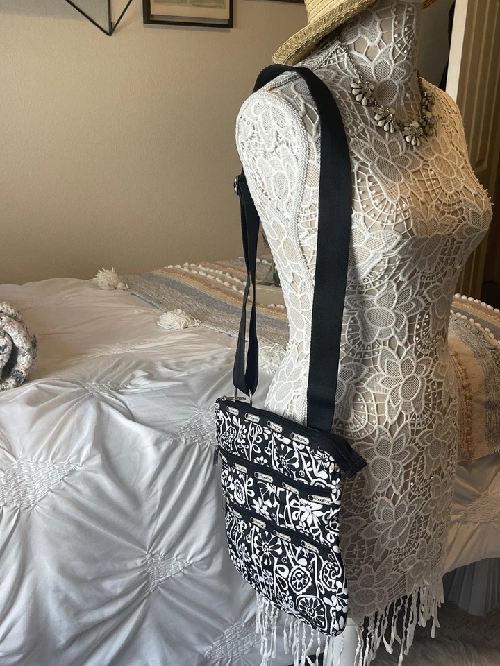 "Bolso Bandolera Le Sportsac Negro Blanco Floral Raro Versión Más Grande 11x10""" Foto 3 de 4