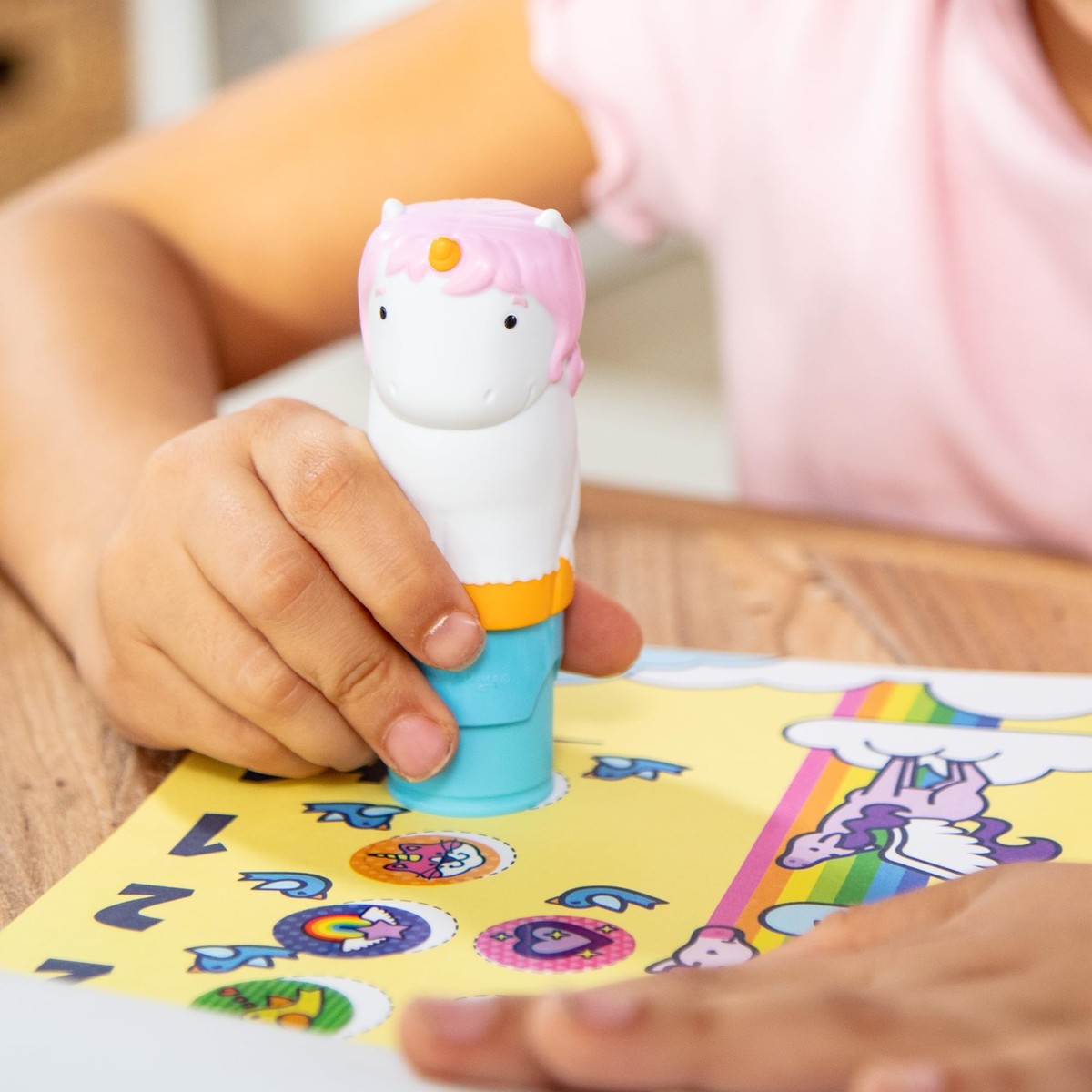 Melissa & Doug Sticker Wow 24 pages Bloc d'activités et tampon autocollant, 300 autocollants, jouet Fidget Toy à collectionner - Disney Mickey Mouse