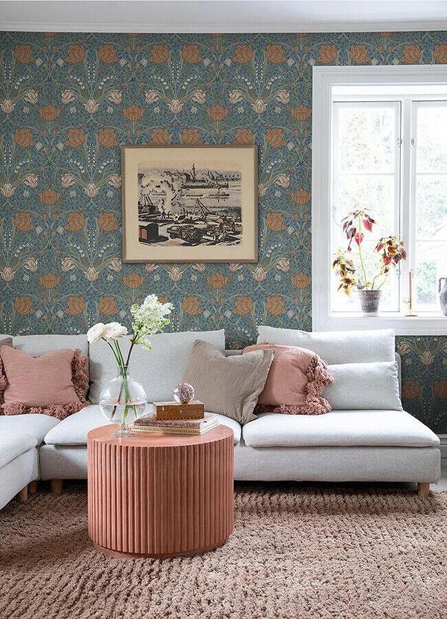 Papel pintado A Street Fillippa Tulippa sobre azul floral escandinavo, 56 pies cuadrados/perno Foto 2 de 3