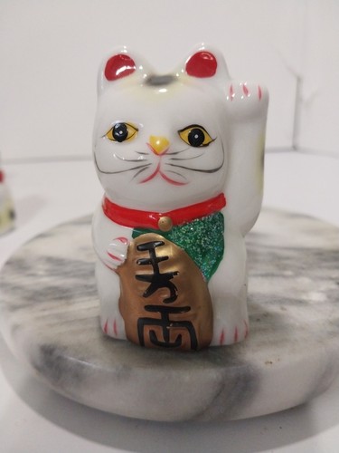Lucky Cat Maneki neko Japanese Figurine Porcelain 2 6/8" Vintage 1960-1970 Retro