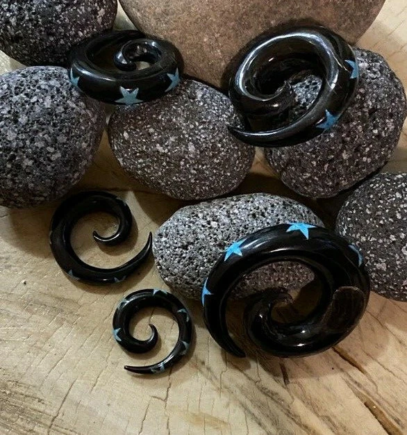 PAR BOCINA ESPIRAL TAPONES TÚNEL CON INCRUSTACIÓN TURQUESA ESTRELLAS MEDIDORES TAPÓN MEDIDOR  Foto 2 de 4