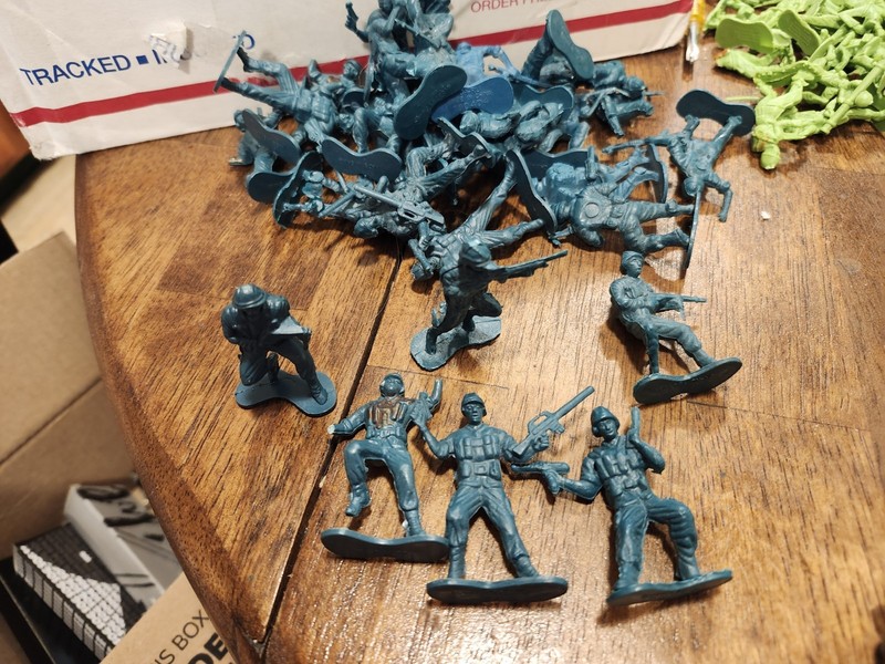 1” plastic army men, 3 Dark green 31 Bl soldiers/21 Biege,33 Light Green,8 Pink,