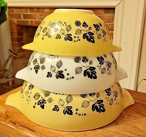 PYREX GOOSEBERRY CINDERELLA MIXING BOWL SET 444,443, 442 Yellow Black White