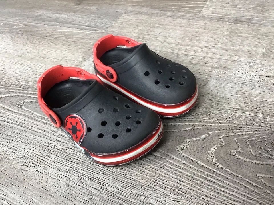 Детские сабо Crocs C9 Star Wars Darth Vader размер 9 черные/красные без шнуровки Disney - Изображение 2 из 4