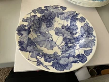 QUADRIFOGLIO CERAMICA LA PRIMULA RIMMED BOWL BLUE GRAPES & LEAVES ON WHITE 8 3/4