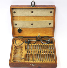 Optiker Set Refraktionskasten um 1900 mit Brille und Gläsern Original Holzkasten