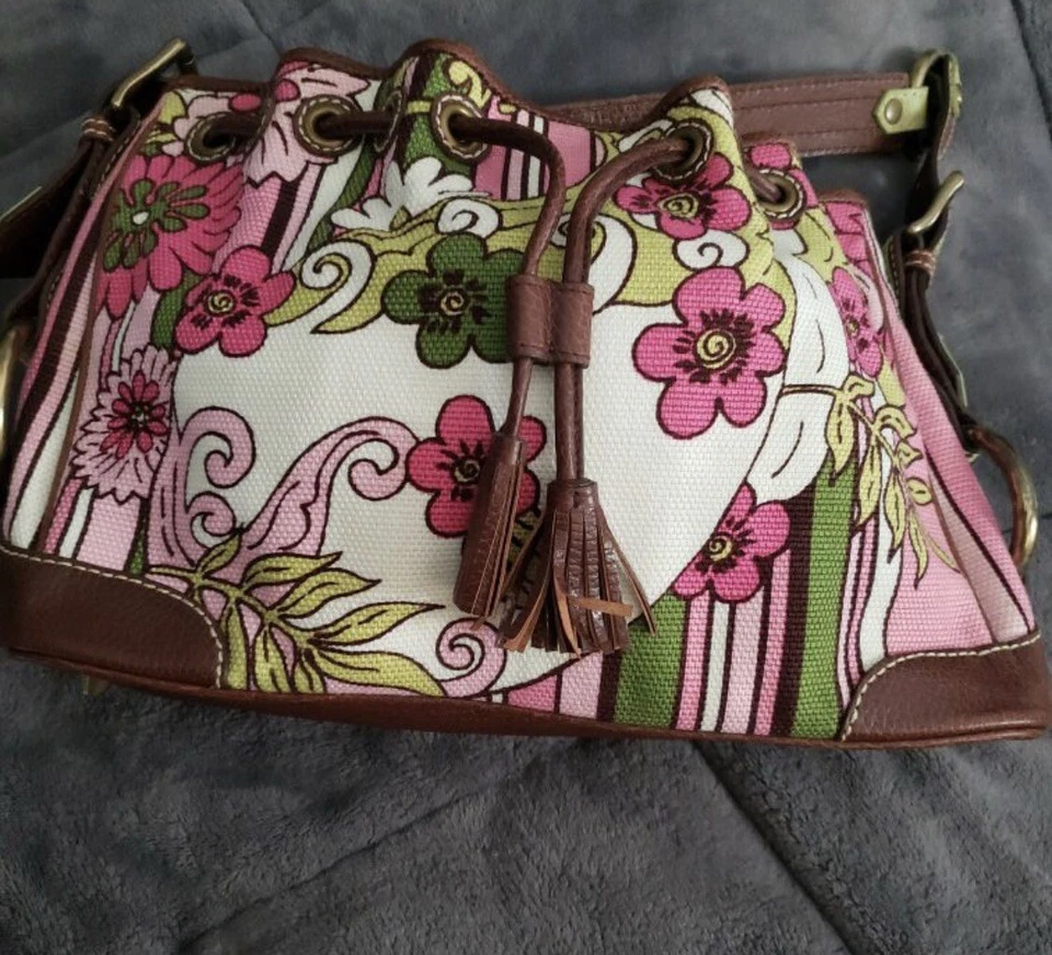 Bolso de hombro Isabella Fiore de cuero con flores cosidas Foto 2 de 4