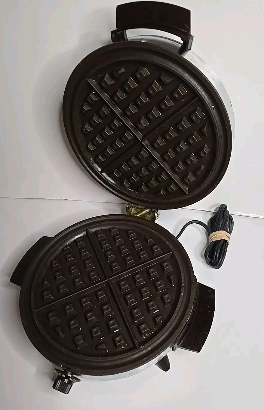 Vintage Toastmaster Waffle Maker Baker Iron Non-Stick W252A Chrome Bakelite USA