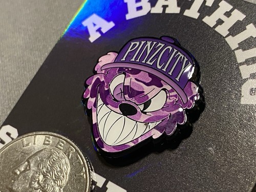 Pinzcity Scare Bear 4.0 A Bathing Scare Bear Ape Purple Camo Black Hat Pin - Bild 16 von 20