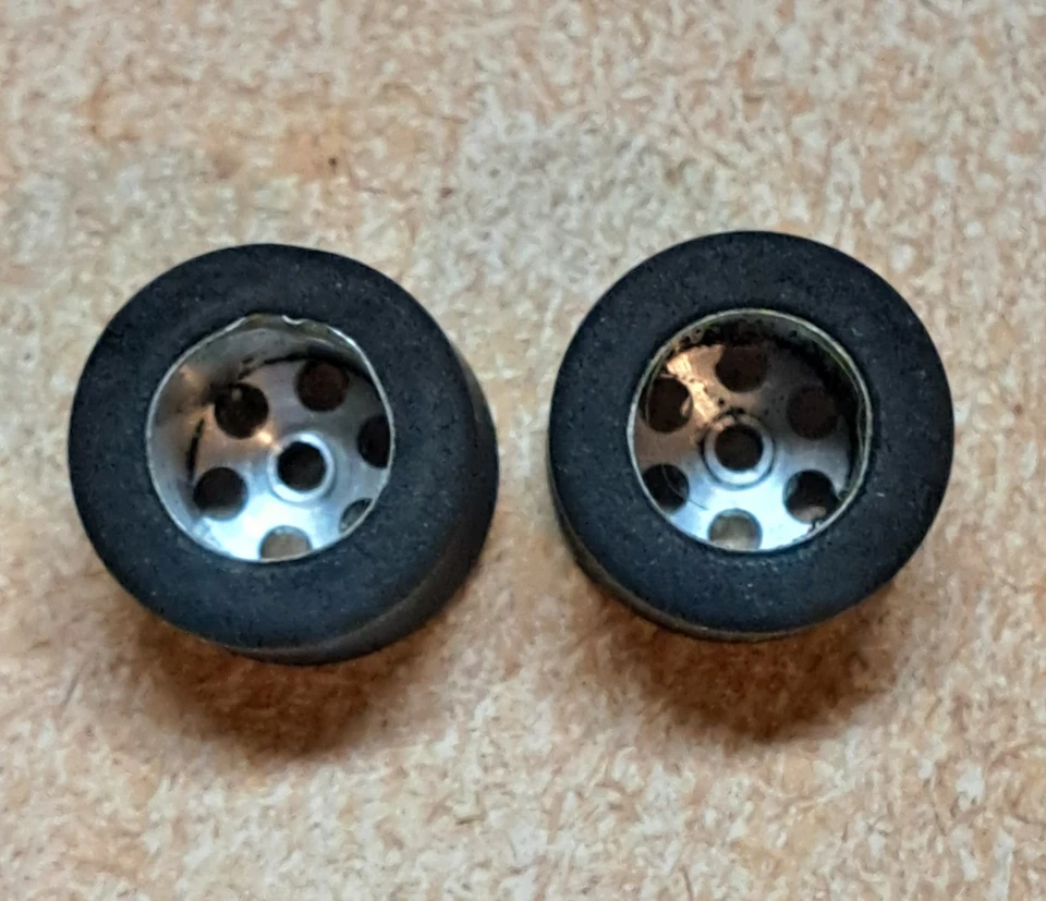 Juego de neumáticos y ruedas de coche de ranura 1/32 vintage (2) para eje 3/32 requiere 2 tornillos de juego  Foto 4 de 4