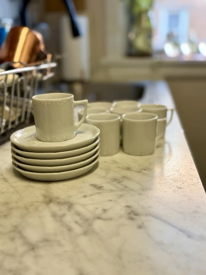 Juego de 8 tazas de café espresso de porcelana blanca Demitasse vintage ornamentadas Foto 2 de 4