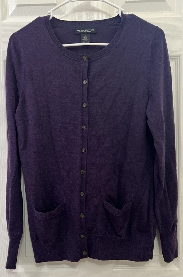 Cárdigan mediano Banana Republic🍆 lana merino extra fina berenjena botón elástico Foto 3 de 4