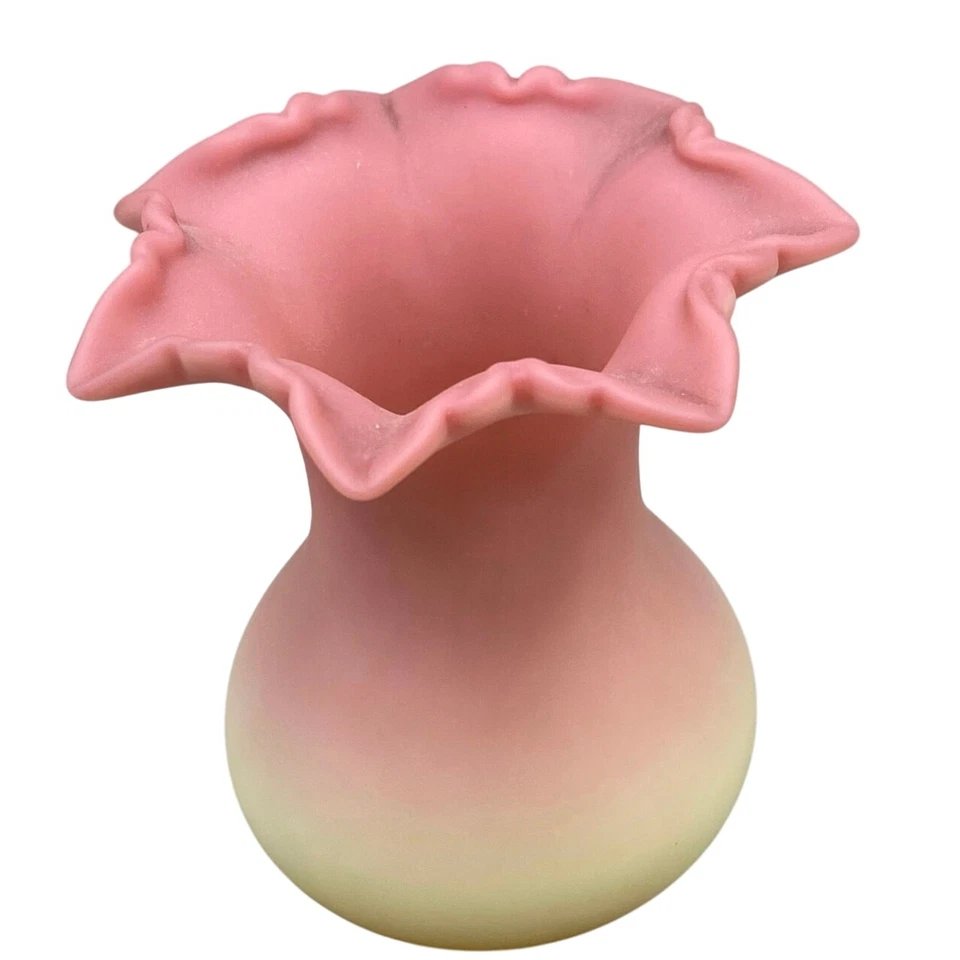 Jarrón de vidrio birmano Thomas Webb borde con volantes brillo UV década de 1880 Inglaterra Cottagecore Foto 3 de 4