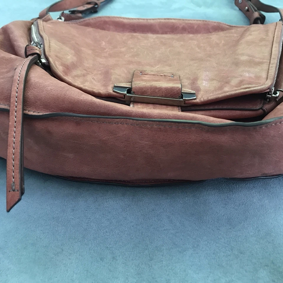 Bandolera de cuero rosa Kooba, ¡usada en excelente estado! Foto 3 de 4