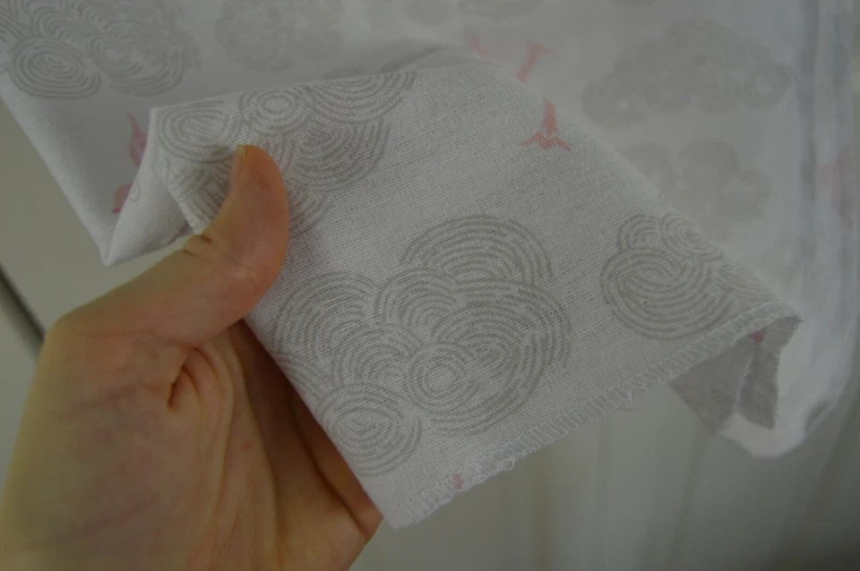 Always Loved by Rene Rofe Birds Clouds 婴儿接收毯 法兰绒 粉色 灰色 — 第 4/4 张图片