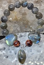 Pulsera de labradorita 11 mm con ojo de tigre rojo y dijes colgantes de labradorita