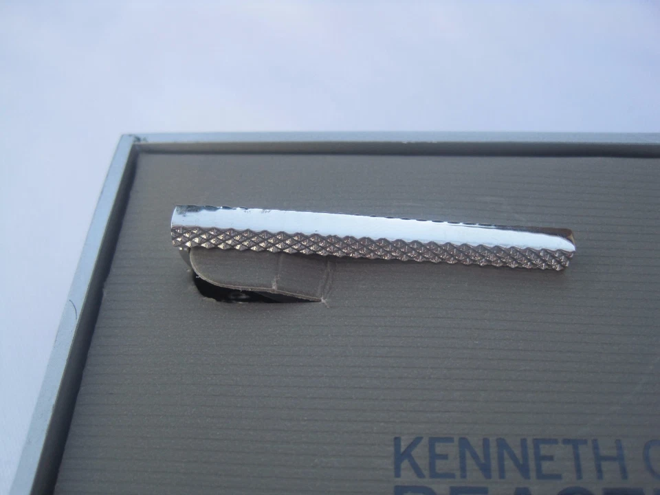 Barra de corbata moderna Kenneth Cole tono plateado, venta al por menor de $32 Foto 2 de 4