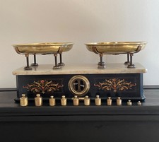 Antica bilancia (pesa)  da drogheria a due piatti in legno, marmo e ottone 