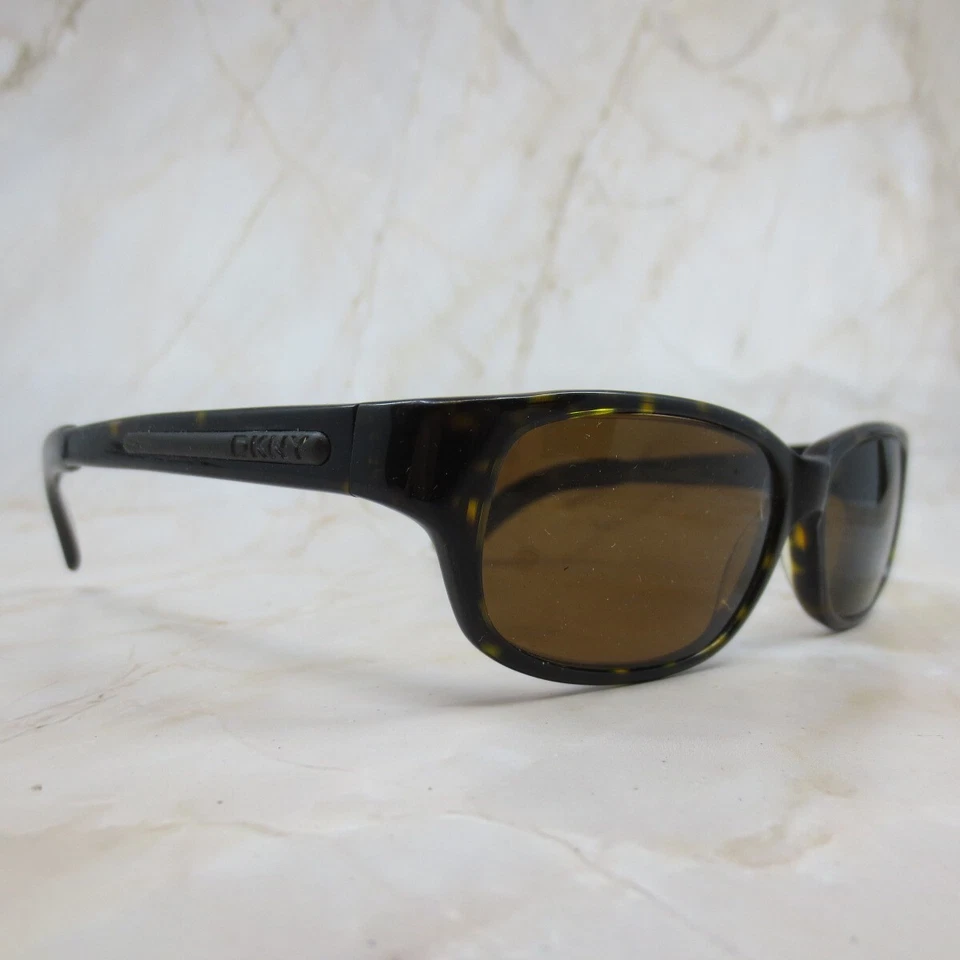 Óculos de sol feminino Dkny armação 7818S 215 aro completo tartaruga retangular 54-15-135 - Imagem 2 de 4