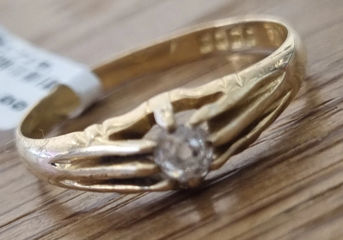 18ct yellow gold diamond ring Size S