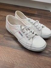 Superga | Weiße, irisierend glitzerne Schuhe...