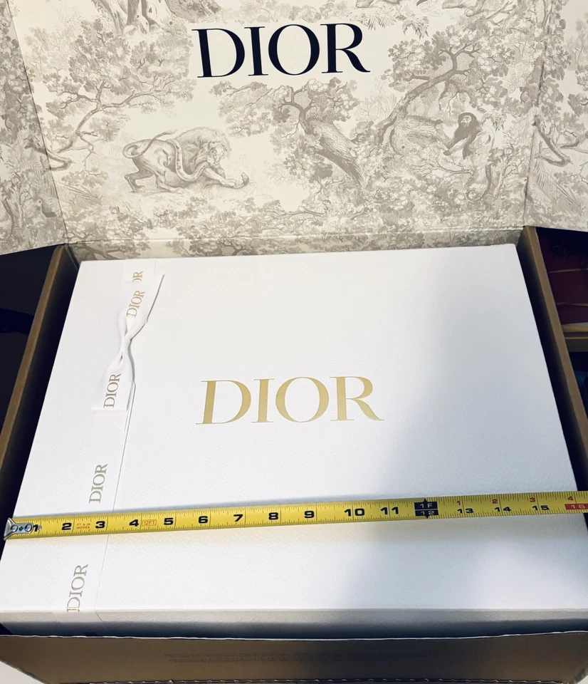 Подарочная коробка Dior большая и тяжелая 16 дюймов x 12,6 дюйма x 7,9 дюйма с лентой и коробкой для посылок Dior - Изображение 3 из 4