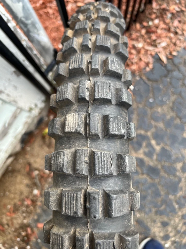 Neumático delantero Metzeler 300-21 vintage - usado Foto 2 de 4