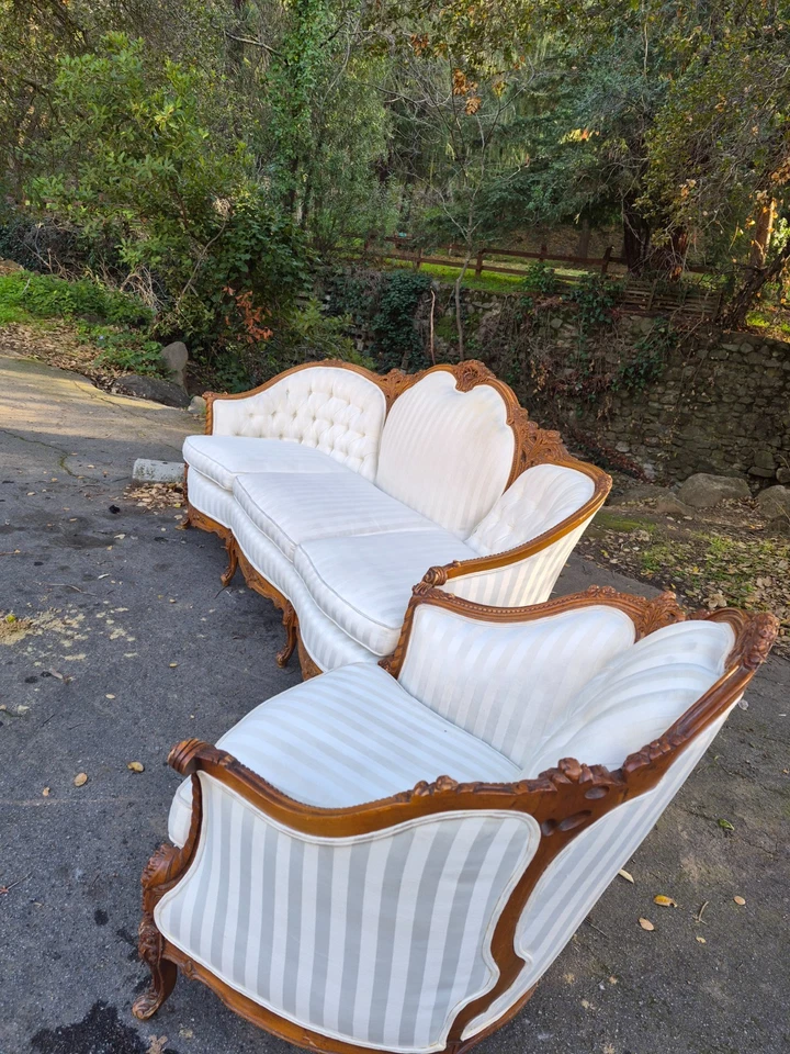 Sofá Camelback de madera tallada estilo francés + sillón Bergère a juego — Cream Str Foto 3 de 4