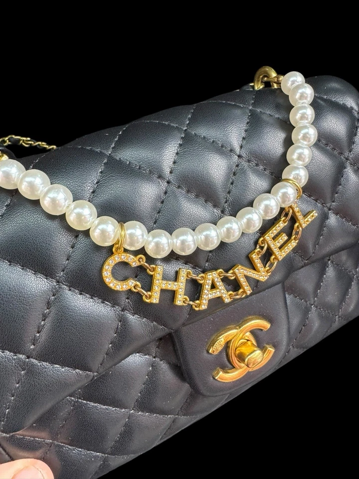 Chanel VIP Regalo Gratis Maquillaje Hombro Perla Bolso Dije - Imagen 2 de 4