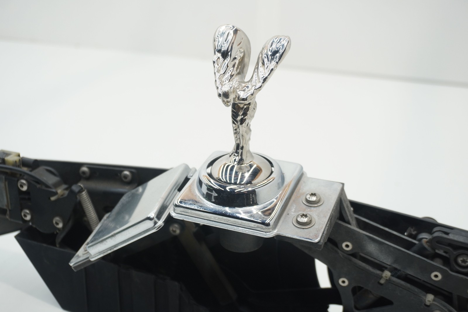 Spirit Of Ecstacy Retractable Ornament OEM 5113728541 Rolls Royce Phantom Vii 06