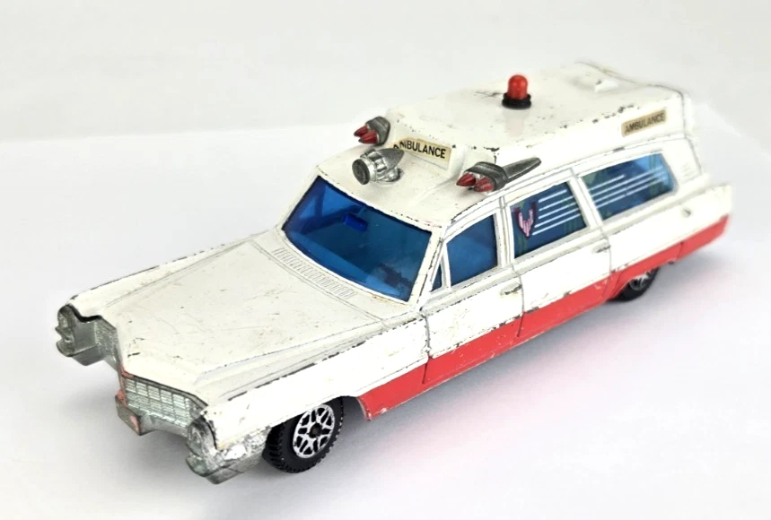 Lot D’ambulances Miniatures Dinky Toys – Dont Renault – Collection