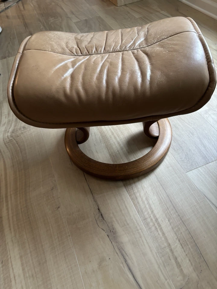 Reposapiés otomano Ekornes Stressless cuero tostado, base de teca hecho en Finlandia Foto 3 de 4