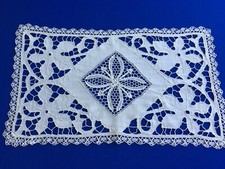 napperon ancien brodé main centre dentelle Venise à l'aiguille: 57X 34 cm (F97)