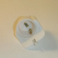 GE Side by Side Refrigerator: Freezer Light Socket #WR02X10591 (P1622)